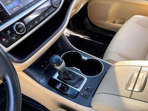 Used 2018 Toyota Highlander XLE image 16