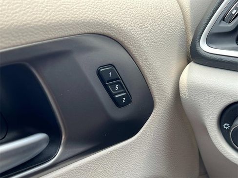 Used 2024 Chrysler Pacifica Touring-L image 24