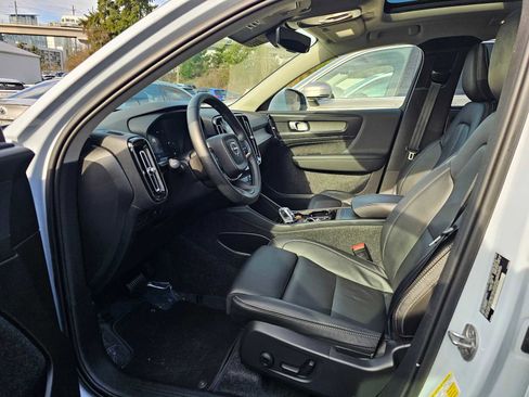 Used 2025 Volvo XC40 B5 Plus image 25