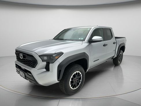 Used 2025 Toyota Tacoma TRD Off-Road AWD/4WD image 3