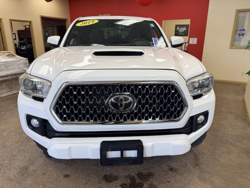 Used 2019 Toyota Tacoma TRD Sport w/ Technology Package AWD/4WD image 3