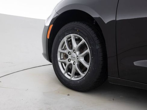 Used 2021 Chrysler Pacifica Touring image 17