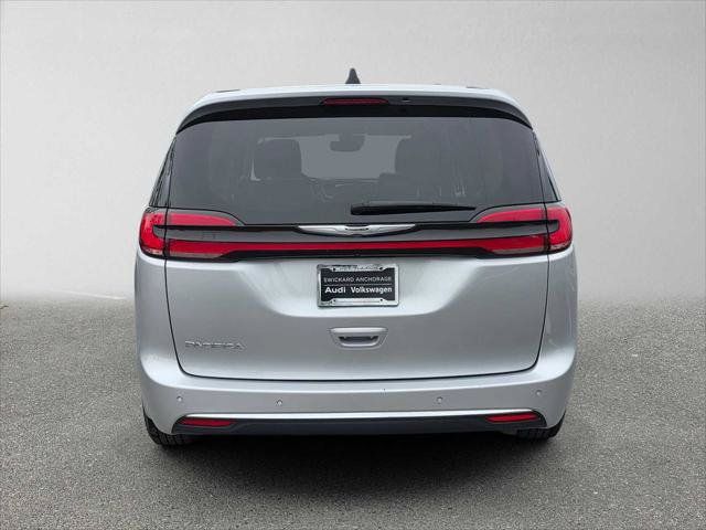 Used 2024 Chrysler Pacifica Touring-L FWD image 4