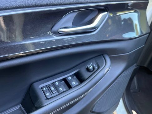 Used 2023 Jeep Grand Cherokee Altitude AWD/4WD image 18