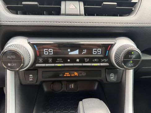 Used 2025 Toyota RAV4 XLE AWD/4WD image 21