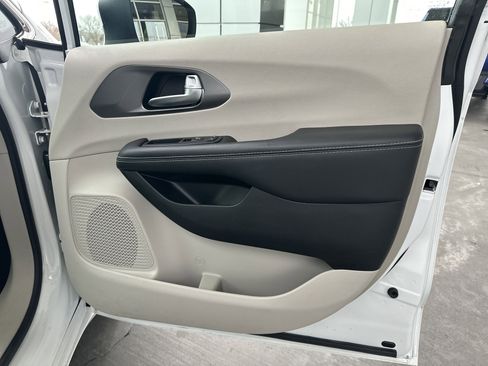 Used 2023 Chrysler Pacifica Touring-L image 12