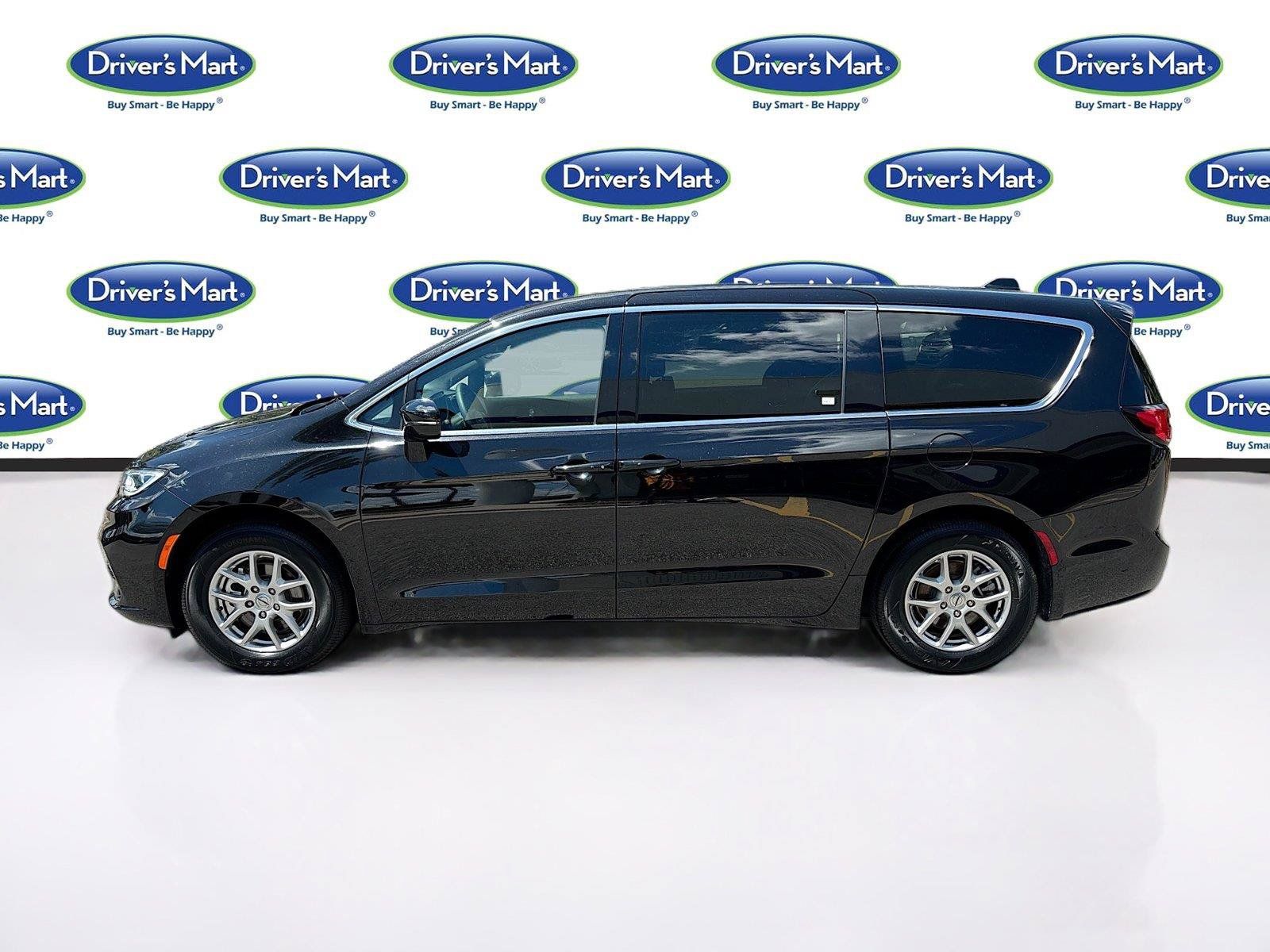 Used 2025 Chrysler Pacifica Select FWD image 4