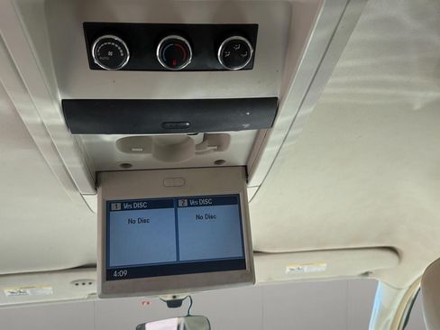 Used 2010 Chrysler Town & Country Limited w/ Entertainment Group #3 FWD image 28
