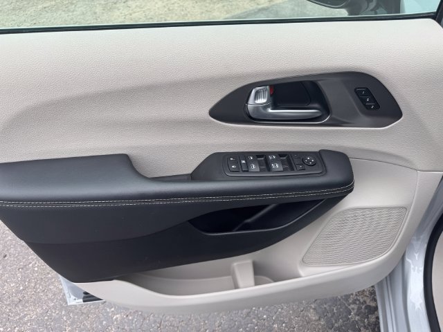 Certified 2024 Chrysler Pacifica Touring-L FWD image 21