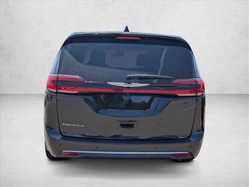 Used 2023 Chrysler Pacifica Touring-L FWD image 8