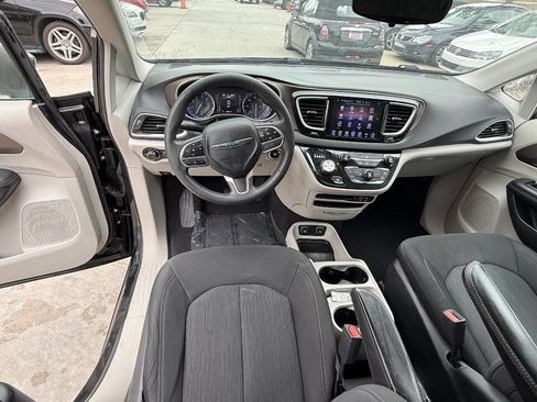 Used 2017 Chrysler Pacifica Touring FWD image 36