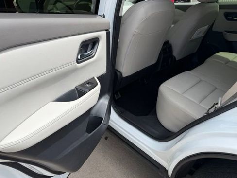 Used 2025 Nissan Rogue SL AWD/4WD image 15