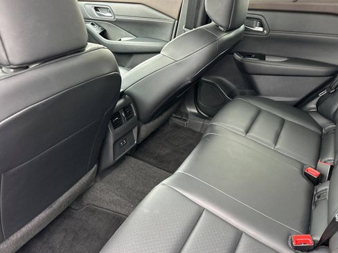 Used 2023 Nissan Rogue SV w/ SV Premium B Package FWD image 16