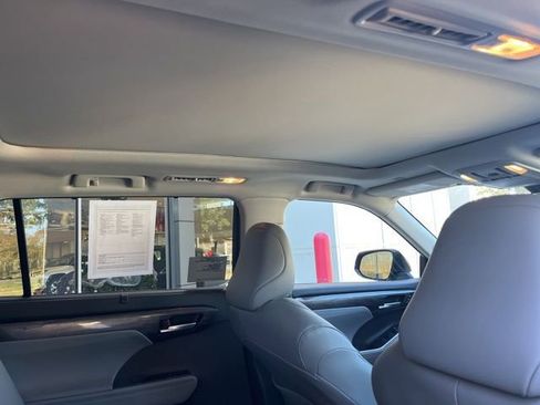Used 2025 Toyota Highlander Platinum image 16