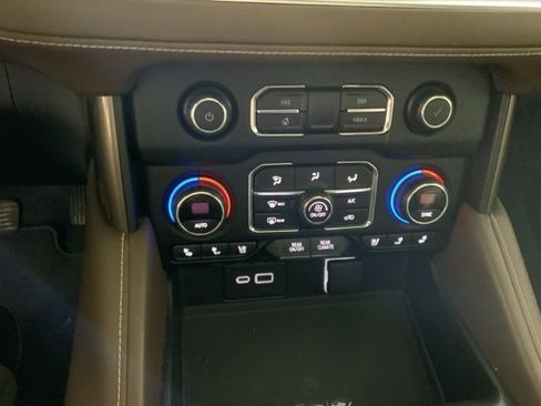 Used 2021 Chevrolet Suburban High Country w/ Premium Package image 28