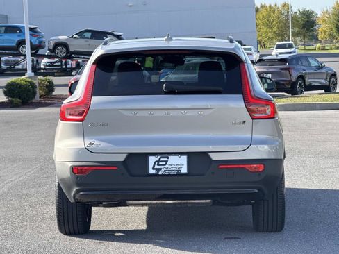 Used 2024 Volvo XC40 B5 Core image 25
