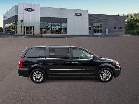 Used 2016 Chrysler Town & Country Touring-L w/ Driver Convenience Group FWD image 10