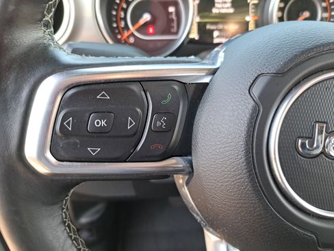 Used 2022 Jeep Wrangler Unlimited Sahara w/ Cold Weather Group AWD/4WD image 16