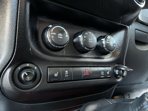 Used 2017 Jeep Wrangler Rubicon image 34