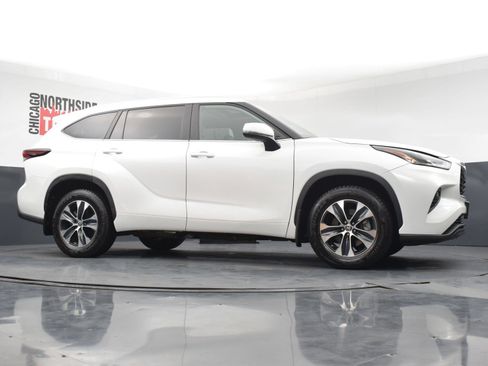 Used 2024 Toyota Highlander XLE AWD/4WD image 32