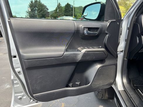 Used 2019 Toyota Tacoma TRD Off-Road AWD/4WD image 20