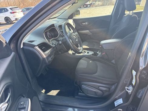 Used 2017 Jeep Cherokee Latitude w/ Cold Weather Group image 11