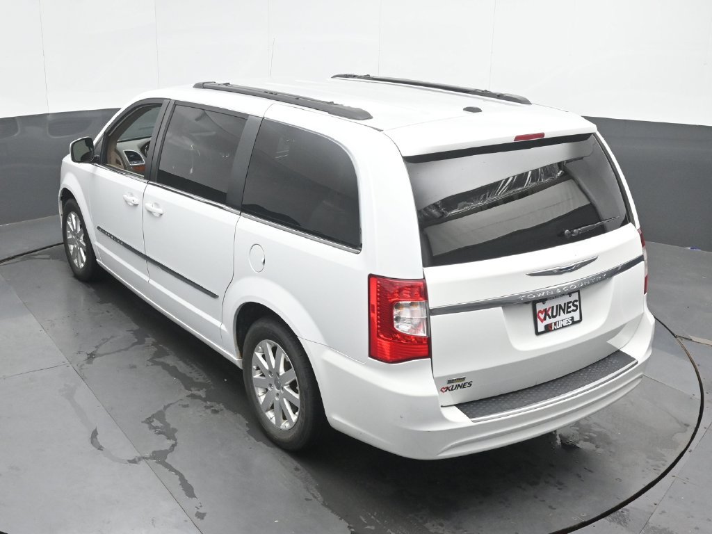 Used 2016 Chrysler Town & Country Touring FWD image 37
