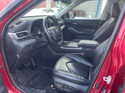 Used 2020 Toyota Highlander XLE image 17