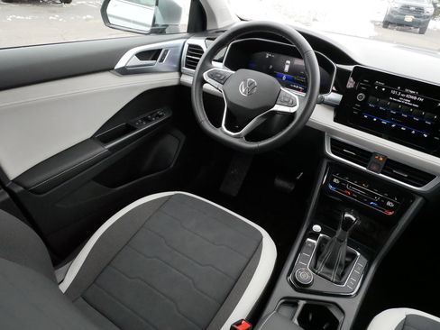 Certified 2025 Volkswagen Taos SE w/ Panoramic Sunroof Package image 9