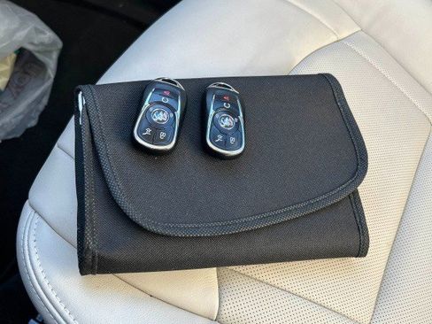 Used 2023 Buick Enclave Essence image 7