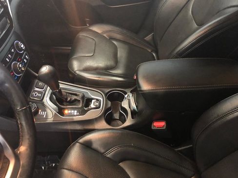 Used 2019 Jeep Cherokee Limited image 7