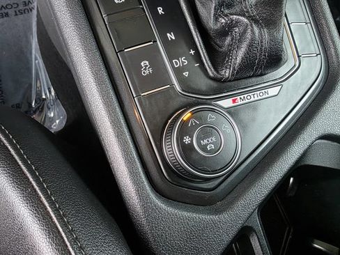 Used 2018 Volkswagen Tiguan SE AWD/4WD image 31