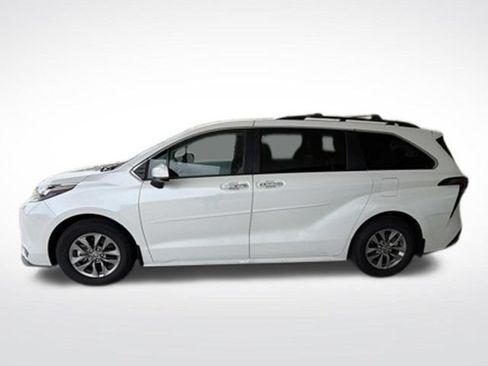 Used 2026 Toyota Sienna XLE AWD/4WD image 3