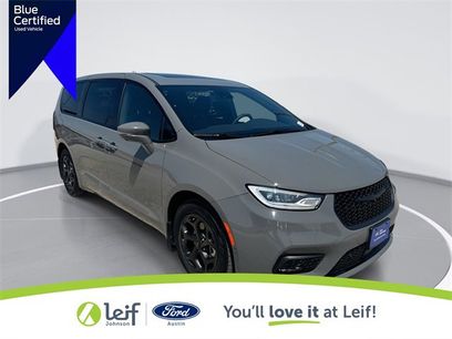 Used 2022 Chrysler Pacifica Limited w/ Uconnect Theater Family Group