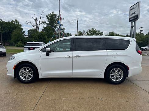 Used 2023 Chrysler Pacifica Touring-L FWD image 6