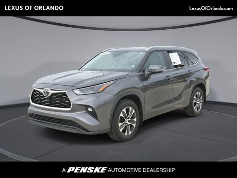 Used 2023 Toyota Highlander XLE FWD image 1