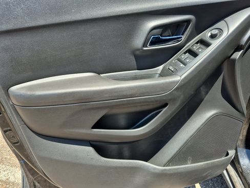 Used 2020 Chevrolet Trax LS w/ Tint and Cruise Package FWD image 14