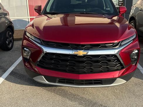 Used 2025 Chevrolet Blazer LT AWD/4WD image 2