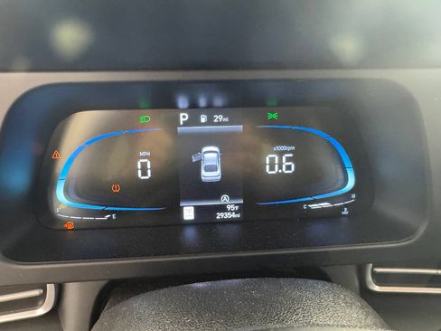 Used 2025 Hyundai Elantra SE FWD image 3