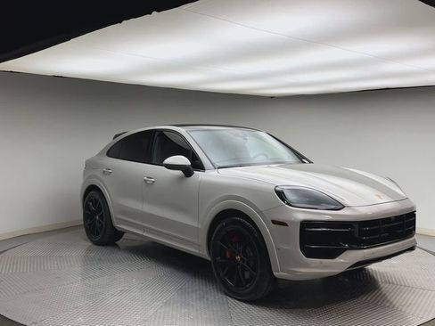 Used 2025 Porsche Cayenne S AWD/4WD image 8