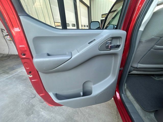 Used 2015 Nissan Frontier SV w/ SV Value Truck Package AWD/4WD image 15
