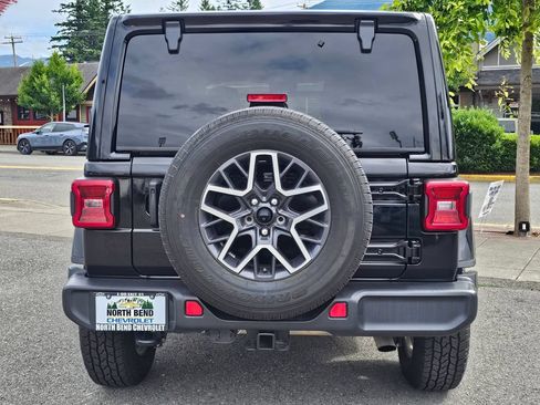Used 2024 Jeep Wrangler Unlimited Sahara AWD/4WD image 6
