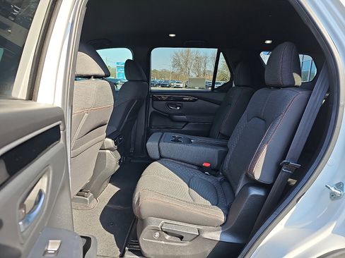 Used 2025 Honda Pilot Sport image 11