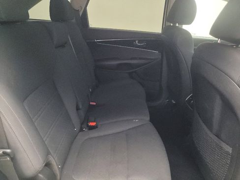Used 2019 Kia Sorento S FWD image 19