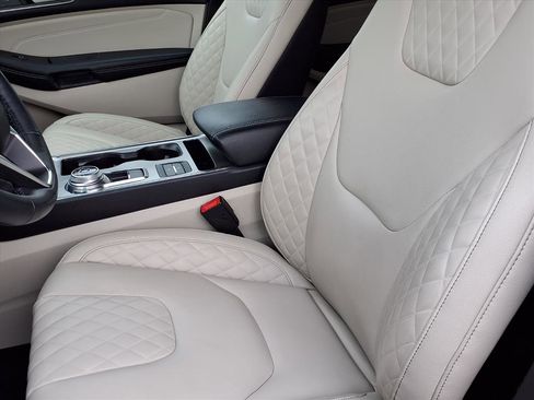 Used 2023 Ford Edge Titanium image 3