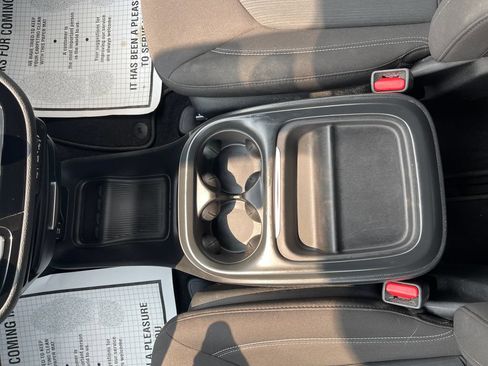 Used 2024 Chrysler Pacifica Touring FWD image 31