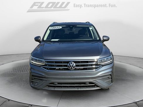 Used 2022 Volkswagen Tiguan SE w/ Panoramic Sunroof Package image 3