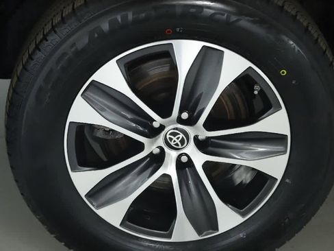 Used 2023 Toyota Highlander XLE image 12