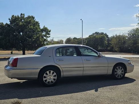 Used 2003 Lincoln Town Car Cartier RWD image 14