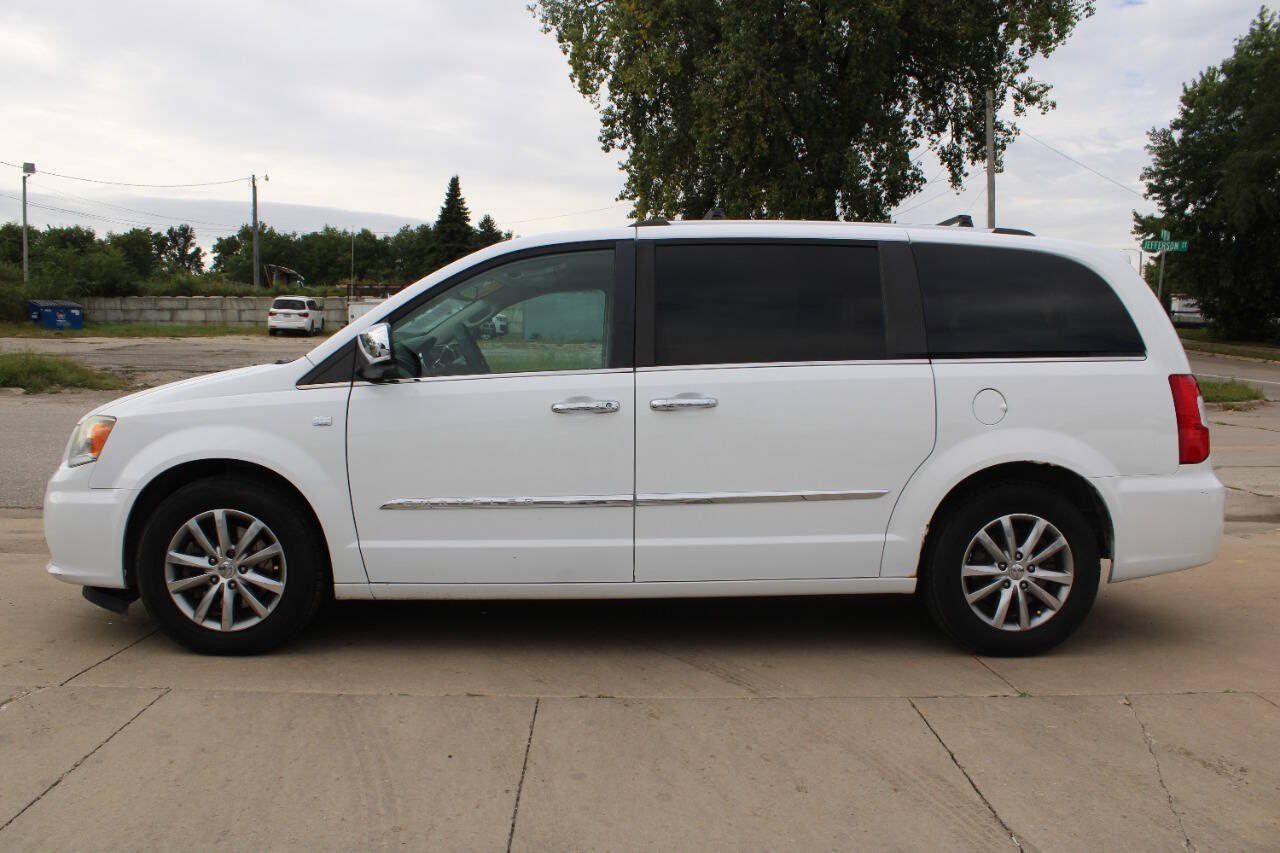 Used 2014 Chrysler Town & Country Touring-L FWD image 3